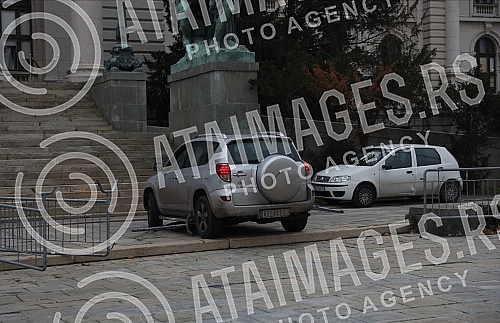 The man P.B. broke the protective fence in front of the National Assembly of the Republic of Serbia with a Toyota rav 4 car, threatening 