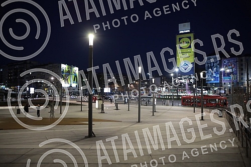 Roundabout on Slavija Square with illuminated fountain at night.Kruzni tok na Trgu Slavija  sa osvetljenom fontanom nocu.