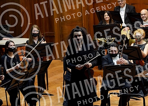 Prominent Serbian and world violinist Nemanja Radulovic and the Belgrade Philharmonic under the direction of conductor Danijel Rajskin held a concert in Kolarac.Istaknuti srpski i svetski violinista Nemanja Radulovic  i Beogradska filharmonija pod 