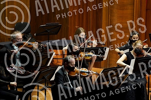 Prominent Serbian and world violinist Nemanja Radulovic and the Belgrade Philharmonic under the direction of conductor Danijel Rajskin held a concert in Kolarac.Istaknuti srpski i svetski violinista Nemanja Radulovic  i Beogradska filharmonija pod 