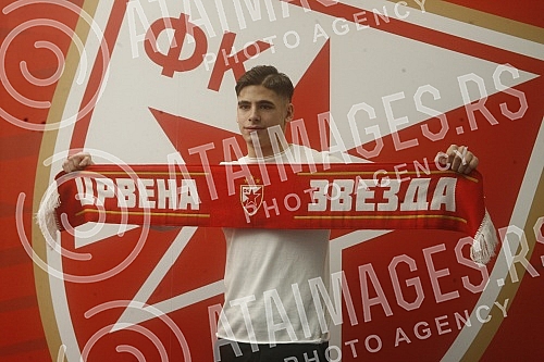 One of the most talented football players in Europe - Nemanja Motika signed a four-year contract with the Red Star, and today he was officially presented at the Media Center of the Rajko Mitic Stadium.Jedan od najtalentovanijih fudbalera u Evropi 