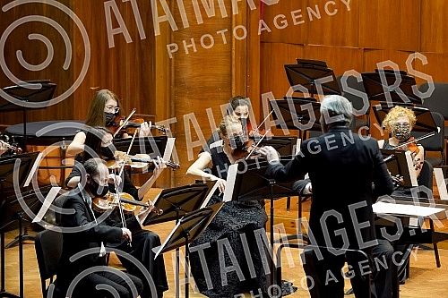 Prominent Serbian and world violinist Nemanja Radulovic and the Belgrade Philharmonic under the direction of conductor Danijel Rajskin held a concert in Kolarac.Istaknuti srpski i svetski violinista Nemanja Radulovic  i Beogradska filharmonija pod 