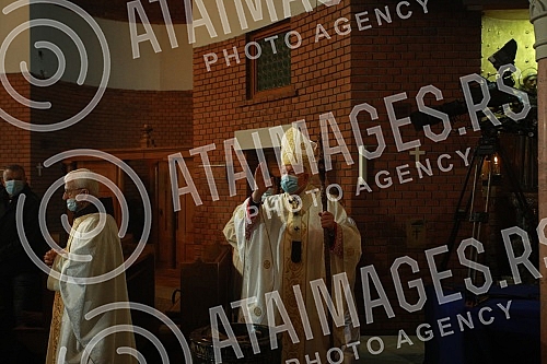 In the Church of St. Ante Padovanski, Monsignor Stanislav Hocevar, Archbishop and Metropolitan of Belgrade, served Christmas mass.U Crkvi sv. Ante Padovanskog monjsinor Stanislav Hocevar, nadbiskup i metropolit beogradski sluzio je Bozicnu misu.