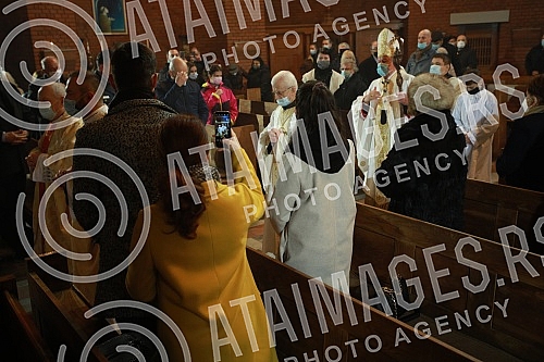 In the Church of St. Ante Padovanski, Monsignor Stanislav Hocevar, Archbishop and Metropolitan of Belgrade, served Christmas mass.U Crkvi sv. Ante Padovanskog monjsinor Stanislav Hocevar, nadbiskup i metropolit beogradski sluzio je Bozicnu misu.