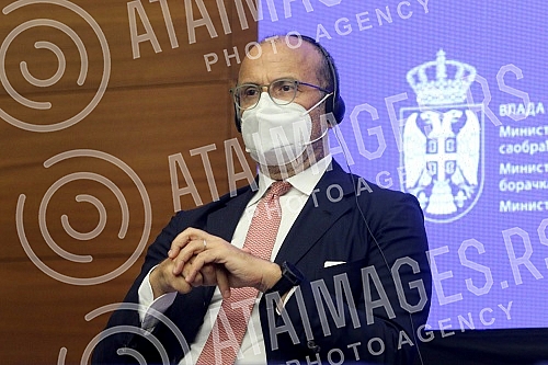 The ceremony of handing over the agreement on the EU donation of 10.2 million euros for 19 local self-government units for social housing and active inclusion projects was held in the Club of Deputies.Ceremonija urucivanja sporazuma o donaciji EU o