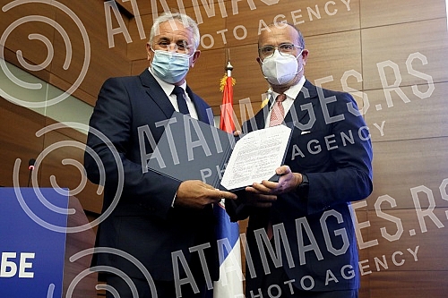 The ceremony of handing over the agreement on the EU donation of 10.2 million euros for 19 local self-government units for social housing and active inclusion projects was held in the Club of Deputies.Ceremonija urucivanja sporazuma o donaciji EU o