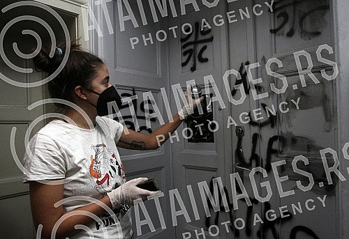 In the premises of Women in Black, a joint cleaning of hate graffiti was organized by representatives of several civil society organizations.U prostorijama Zena u crnom  organizovano je zajednicko ciscenje grafita mrznje od predstavnika vise organi