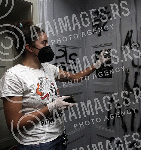 In the premises of Women in Black, a joint cleaning of hate graffiti was organized by representatives of several civil society organizations.U prostorijama Zena u crnom  organizovano je zajednicko ciscenje grafita mrznje od predstavnika vise organi