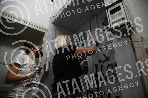 In the premises of Women in Black, a joint cleaning of hate graffiti was organized by representatives of several civil society organizations.U prostorijama Zena u crnom  organizovano je zajednicko ciscenje grafita mrznje od predstavnika vise organi