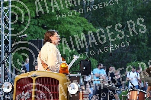 The Museum of Yugoslavia marked the Youth Day with a concert by Rambo Amadeus, and the program was held in a fountain on the plateau in front of the Museum, which officially started this year 's exciting program SUMMER AT THE MUSEUM 2022.Koncertom 