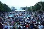 The Museum of Yugoslavia marked the Youth Day with a concert by Rambo Amadeus, and the program was held in a fountain on the plateau in front of the Museum, which officially started this year 's exciting program SUMMER AT THE MUSEUM 2022.Koncertom 
