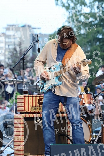 The Museum of Yugoslavia marked the Youth Day with a concert by Rambo Amadeus, and the program was held in a fountain on the plateau in front of the Museum, which officially started this year 's exciting program SUMMER AT THE MUSEUM 2022.Koncertom 