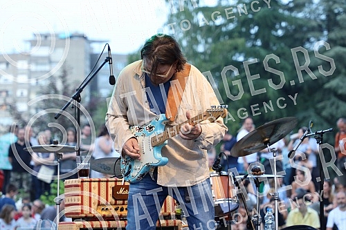 The Museum of Yugoslavia marked the Youth Day with a concert by Rambo Amadeus, and the program was held in a fountain on the plateau in front of the Museum, which officially started this year 's exciting program SUMMER AT THE MUSEUM 2022.Koncertom 