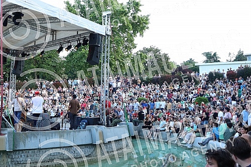 The Museum of Yugoslavia marked the Youth Day with a concert by Rambo Amadeus, and the program was held in a fountain on the plateau in front of the Museum, which officially started this year 's exciting program SUMMER AT THE MUSEUM 2022.Koncertom 