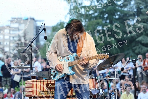 The Museum of Yugoslavia marked the Youth Day with a concert by Rambo Amadeus, and the program was held in a fountain on the plateau in front of the Museum, which officially started this year 's exciting program SUMMER AT THE MUSEUM 2022.Koncertom 