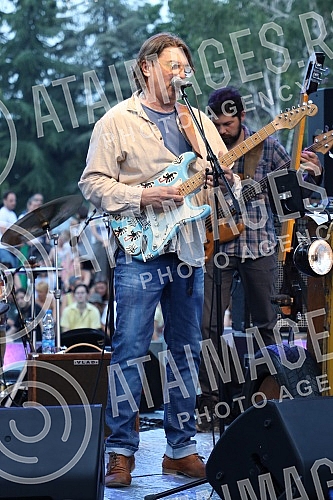 The Museum of Yugoslavia marked the Youth Day with a concert by Rambo Amadeus, and the program was held in a fountain on the plateau in front of the Museum, which officially started this year 's exciting program SUMMER AT THE MUSEUM 2022.Koncertom 