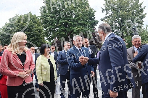 In Republika Srpska, the pre-election campaign has started, and the Alliance of Independent Social Democrats presented the first poster of the new election campaign.U Republici Srpskoj je pocela predizborna kampanja, a Savez nezavisnih socijaldemok