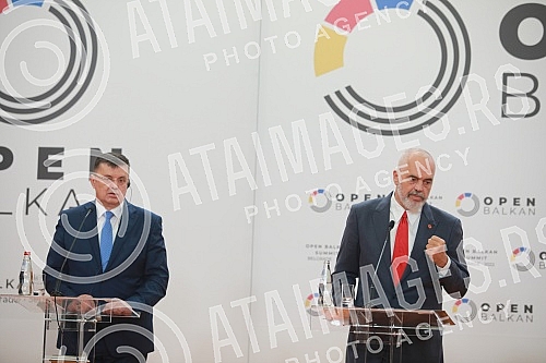 As part of the Open Balkan Leaders' Summit, bilateral documents were signed, followed by a joint media conference of politicians.U sklopu Samita lidera Otvorenog Balkana potpisiani su bilateralni dokumenati, a potom je usledila zajednicka konferenc