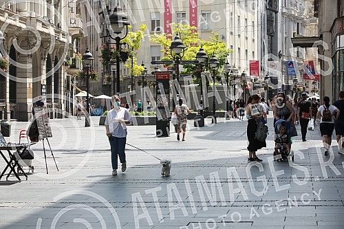 The tropical wave and great heat did not empty the center of Belgrade.Tropski talas i velike vrucine nisu ispraznile centar Beograda.