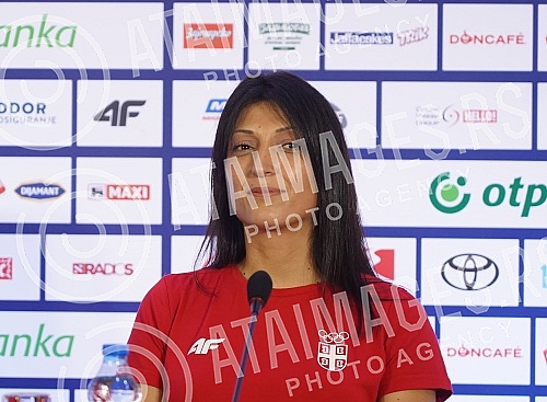 A press conference was held at Nikola Tesla Airport before the departure of karate player Jovana Prekovic and her coach Roksanda Atanasov to the Olympic Games in Tokyo.Na aerodromu Nikola Tesla odrzana je konferencija za medije pred polazak karatis