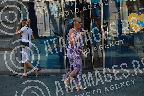 The tropical wave and great heat did not empty the center of Belgrade.Tropski talas i velike vrucine nisu ispraznile centar Beograda.
