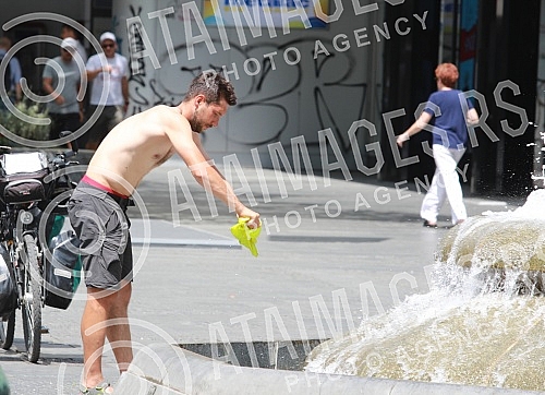 The tropical wave and great heat did not empty the center of Belgrade.Tropski talas i velike vrucine nisu ispraznile centar Beograda.