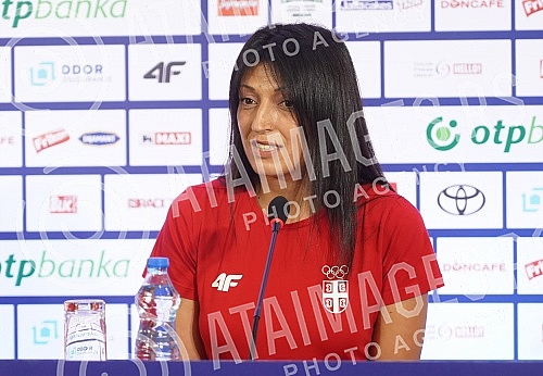 A press conference was held at Nikola Tesla Airport before the departure of karate player Jovana Prekovic and her coach Roksanda Atanasov to the Olympic Games in Tokyo.Na aerodromu Nikola Tesla odrzana je konferencija za medije pred polazak karatis