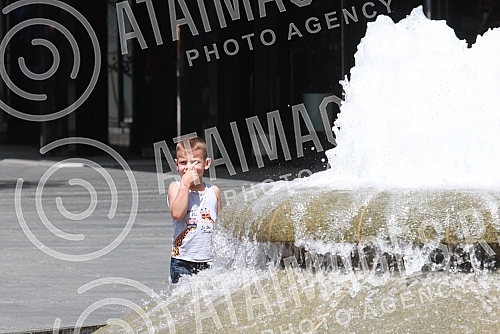 The tropical wave and great heat did not empty the center of Belgrade.Tropski talas i velike vrucine nisu ispraznile centar Beograda.