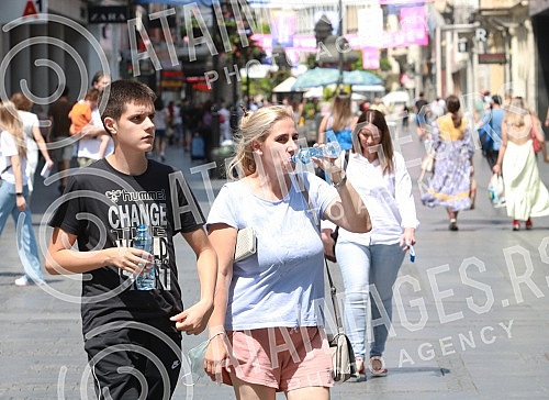 The tropical wave and great heat did not empty the center of Belgrade.Tropski talas i velike vrucine nisu ispraznile centar Beograda.