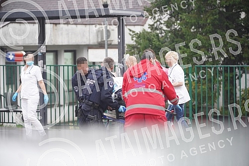 After the attack on the police officers, they were taken care of at the Sremcica Health Center, from where they were transferred to the Emergency Center.Posle napada na policijske sluzbenike oni su zbrinuti u Domu zdravlja Sremcica, odakle su potpo