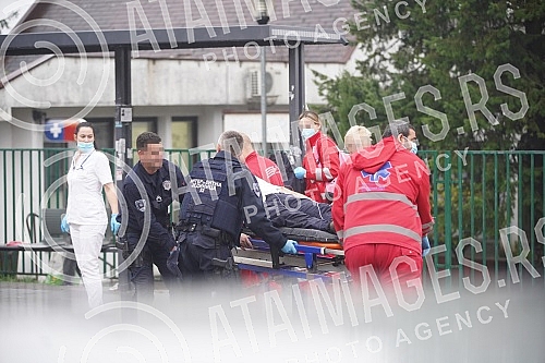 After the attack on the police officers, they were taken care of at the Sremcica Health Center, from where they were transferred to the Emergency Center.Posle napada na policijske sluzbenike oni su zbrinuti u Domu zdravlja Sremcica, odakle su potpo