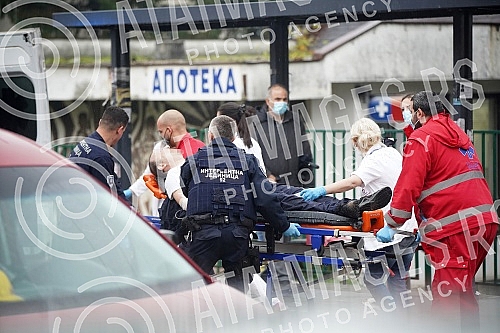 After the attack on the police officers, they were taken care of at the Sremcica Health Center, from where they were transferred to the Emergency Center.Posle napada na policijske sluzbenike oni su zbrinuti u Domu zdravlja Sremcica, odakle su potpo
