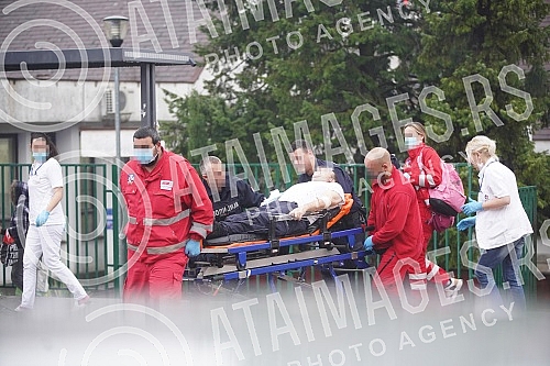 After the attack on the police officers, they were taken care of at the Sremcica Health Center, from where they were transferred to the Emergency Center.Posle napada na policijske sluzbenike oni su zbrinuti u Domu zdravlja Sremcica, odakle su potpo