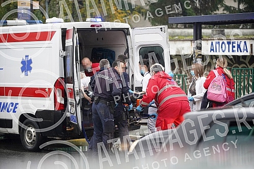After the attack on the police officers, they were taken care of at the Sremcica Health Center, from where they were transferred to the Emergency Center.Posle napada na policijske sluzbenike oni su zbrinuti u Domu zdravlja Sremcica, odakle su potpo