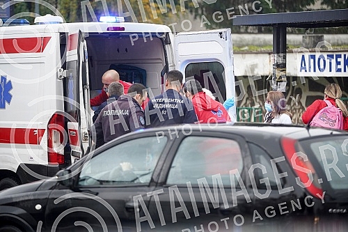 After the attack on the police officers, they were taken care of at the Sremcica Health Center, from where they were transferred to the Emergency Center.Posle napada na policijske sluzbenike oni su zbrinuti u Domu zdravlja Sremcica, odakle su potpo