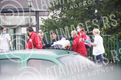 After the attack on the police officers, they were taken care of at the Sremcica Health Center, from where they were transferred to the Emergency Center.Posle napada na policijske sluzbenike oni su zbrinuti u Domu zdravlja Sremcica, odakle su potpo