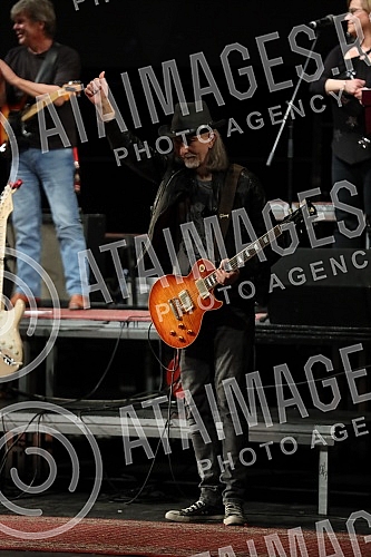 A concert in honor of the legendary drummer Dragoljub Djuricic, the man with the biggest smile on the domestic music scene, was held at the Atelier 212 theater.Koncert u cast legendarnog bubnjara Dragoljuba Djuricica, coveka sa najvecim osmehom na 