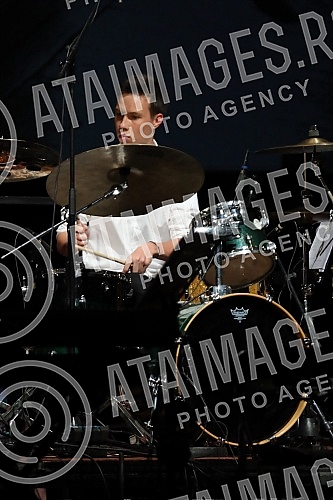 A concert in honor of the legendary drummer Dragoljub Djuricic, the man with the biggest smile on the domestic music scene, was held at the Atelier 212 theater.Koncert u cast legendarnog bubnjara Dragoljuba Djuricica, coveka sa najvecim osmehom na 