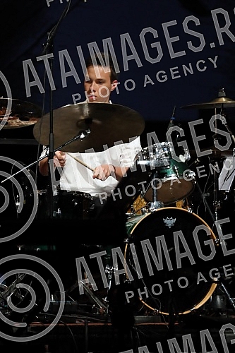 A concert in honor of the legendary drummer Dragoljub Djuricic, the man with the biggest smile on the domestic music scene, was held at the Atelier 212 theater.Koncert u cast legendarnog bubnjara Dragoljuba Djuricica, coveka sa najvecim osmehom na 