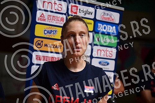 An open training and conversation with the selector of the senior women's basketball team of Serbia Marina Maljkovic and members of the U20 national team in the Vizura hall were organized on the occasion of the preparations of national teams for the 