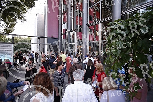 The play In the Agony of Miroslav Krleza, directed by Ivica Buljan at the Croatian National Theater in Zagreb, was performed on the stage of Ljubo Tadic of the Yugoslav Drama Theater.Na sceni Ljuba Tadic Jugoslovenskog dramskog pozorista izvedena j
