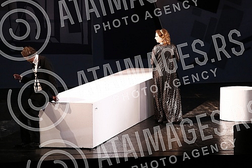 The play In the Agony of Miroslav Krleza, directed by Ivica Buljan at the Croatian National Theater in Zagreb, was performed on the stage of Ljubo Tadic of the Yugoslav Drama Theater.Na sceni Ljuba Tadic Jugoslovenskog dramskog pozorista izvedena j