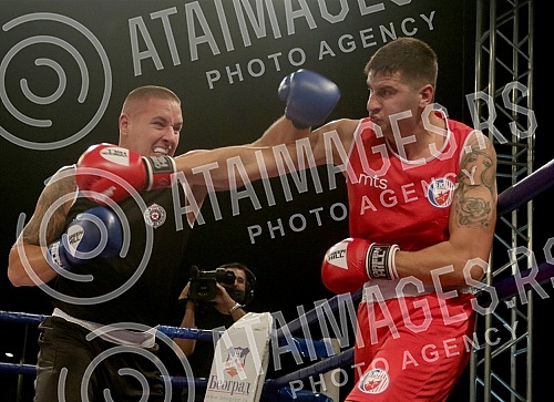 Boxing derby between Crvena zvezda and Partizan held on Republic Square.Bokserski derbi izmedju Crvene zvezde i Partizana odrzan na Trgu republike.