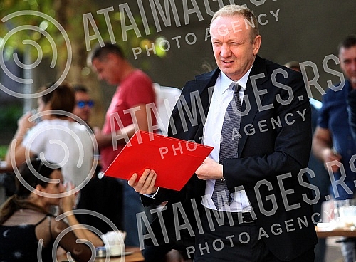 The Assembly of the Party of Freedom and Justice is being held in Kombank Hall.U Kombank dvorani se odrzava Skupstina Stranke slobode i pravde.