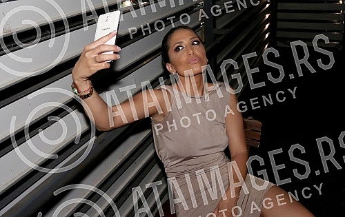 Performance of Milena Ceranic held on raft Na vodi kafana.Nastup Milene Ceranic na splavu Na vodi kafana. 