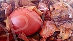 From dark red to orange - onions painted in onions can be of different shades and colors, and this healthiest and cheapest way of coloring was once the basic recipe for Easter eggs.Od tamno crvene do narandzaste - jaja bojena u lukovini mogu biti r