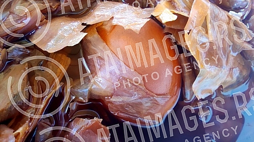 From dark red to orange - onions painted in onions can be of different shades and colors, and this healthiest and cheapest way of coloring was once the basic recipe for Easter eggs.Od tamno crvene do narandzaste - jaja bojena u lukovini mogu biti r