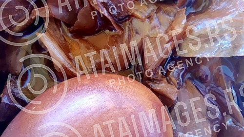 From dark red to orange - onions painted in onions can be of different shades and colors, and this healthiest and cheapest way of coloring was once the basic recipe for Easter eggs.Od tamno crvene do narandzaste - jaja bojena u lukovini mogu biti r