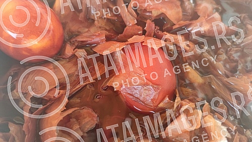 From dark red to orange - onions painted in onions can be of different shades and colors, and this healthiest and cheapest way of coloring was once the basic recipe for Easter eggs.Od tamno crvene do narandzaste - jaja bojena u lukovini mogu biti r