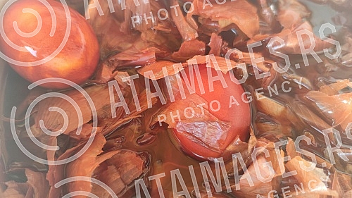 From dark red to orange - onions painted in onions can be of different shades and colors, and this healthiest and cheapest way of coloring was once the basic recipe for Easter eggs.Od tamno crvene do narandzaste - jaja bojena u lukovini mogu biti r